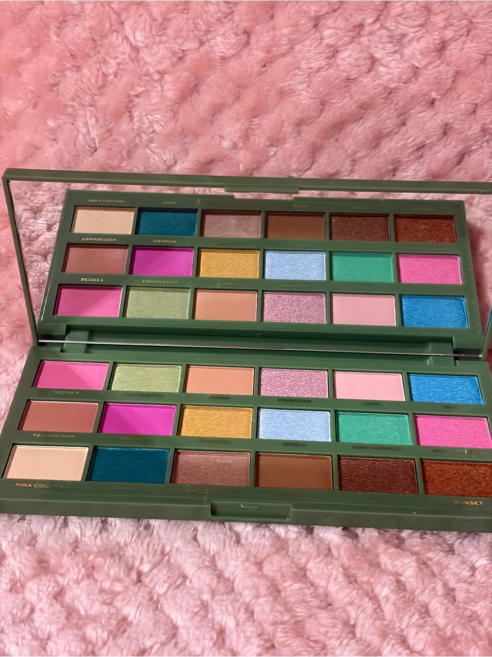 Shrek x I Heart Revolution Shadow Palette- Fiona